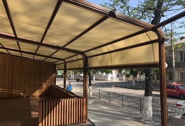 Летняя площадка нового офисного здания Метро в центре Симферополя, маркиза Атика с радиусом, работа 2017 года