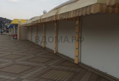 Накрытие из маркизной ткани и защитные роллеты на торговых бутиках
