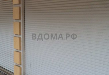 Накрытие из маркизной ткани и защитные роллеты на торговых бутиках