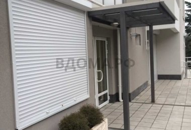 Накрытие из маркизной ткани и защитные роллеты на торговых бутиках
