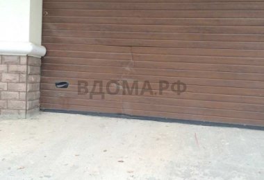 Последствия удара авто в секционные ворота