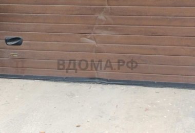 Последствия удара авто в секционные ворота