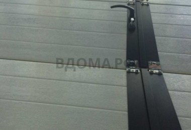 Секционные ворота с калиткой