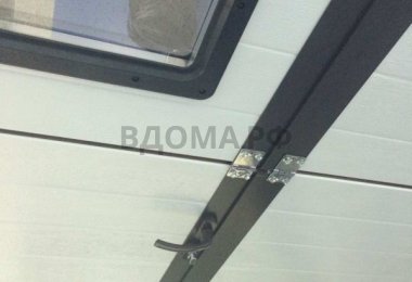 Секционные ворота с калиткой