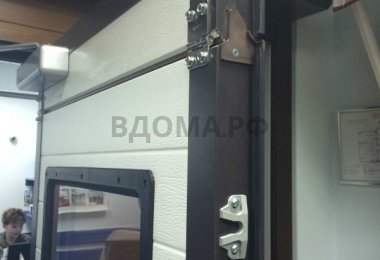 Секционные ворота с калиткой