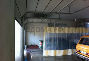 Секционные ворота на автомойке